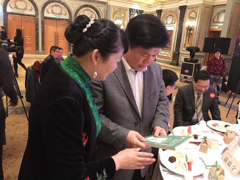 高秀芹博士在向中国出版集团公司原总裁聂震宁介绍牛博出版.jpg